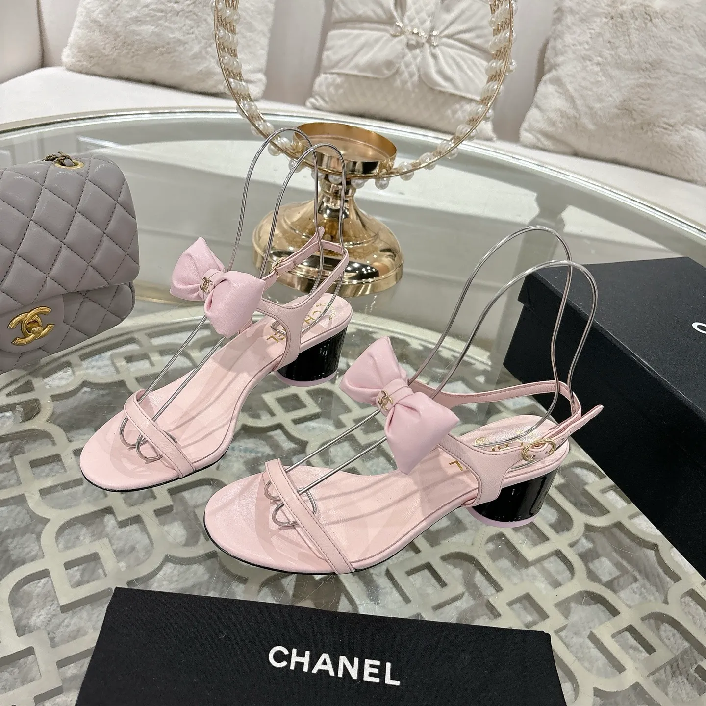 👟👟Ex-factory price 560👟👟 CHANEL 25ss spring and summer new counter top double C bow sandals. This classic design; bow with double C embellishment, playful and elegant, multiple color matching elements... Diversified mix and match is very beautiful and versatile, very light and comfortable on the feet, super delicate and elegant... ꫛꫀꪝ Go➫ Material: Upper: Original customized imported sheepskin Inner: Original custom-made sheepskin lining Outsole: Original custom-made Italian through-dyed genuine leather outsole Size: 35–40 (40 and 41 are custom-made and cannot be returned or exchanged)